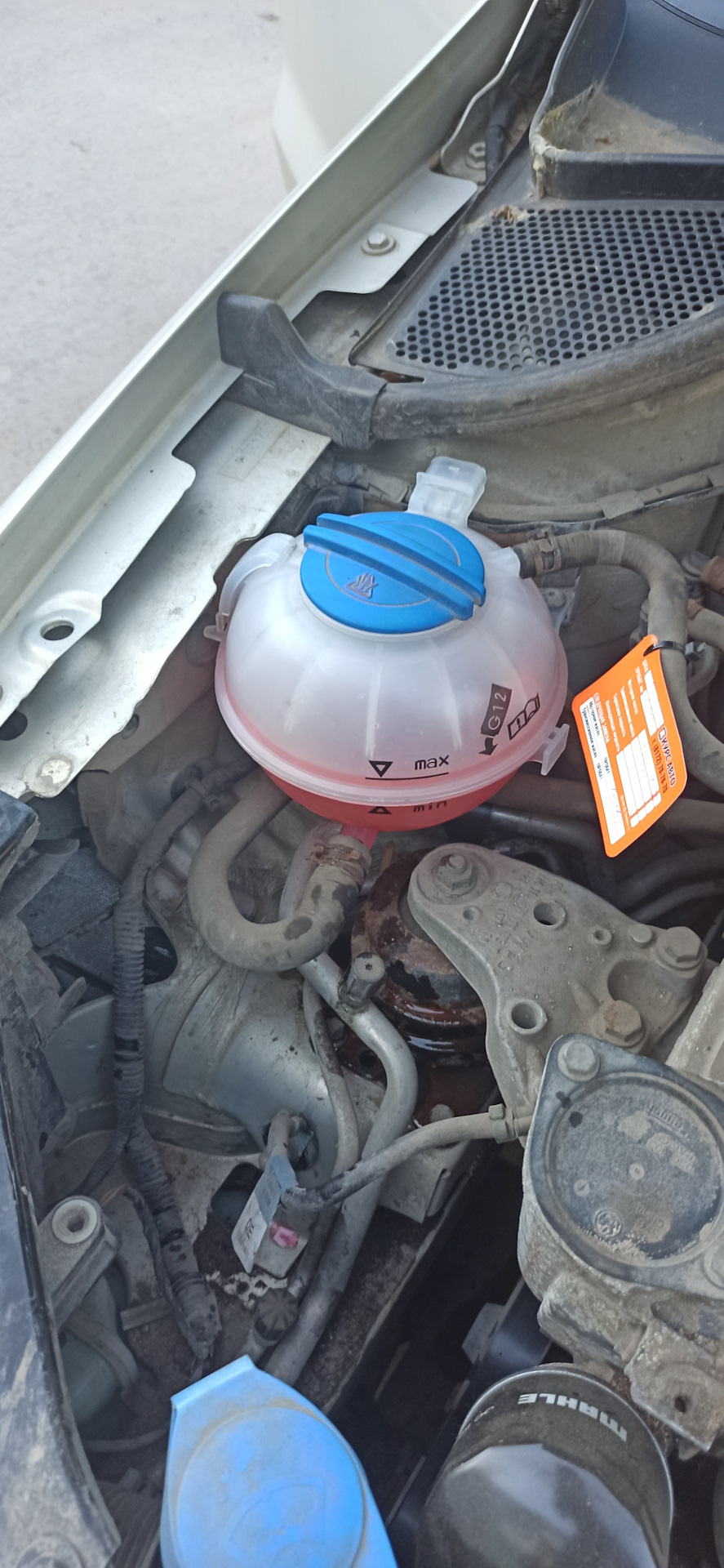 Замена расширительного бачка — Volkswagen Polo Sedan, 1,6 л, 2011 года ...