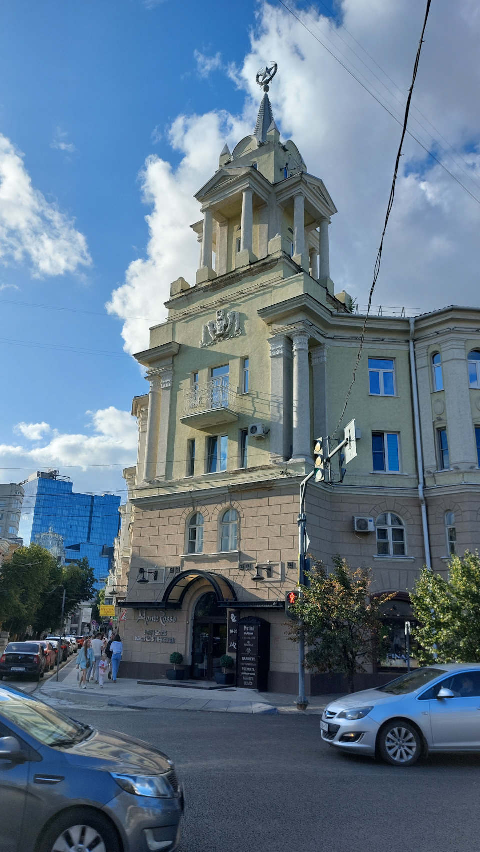 Мало этажный дом у Советского сквера — KIA Sorento (2G)