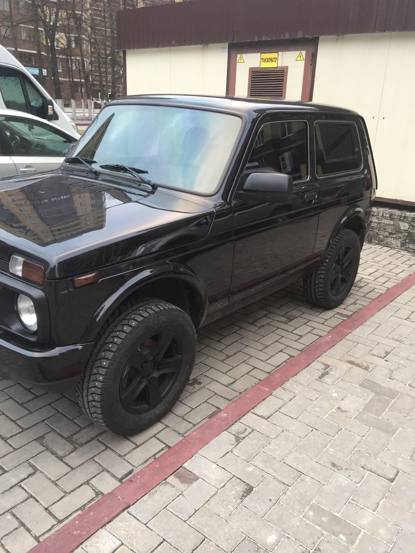 Нива блэк. Лада 4x4 Блэк. Лада Нива 4х4 Black Edition. Нива Блэк эдишн 5 дверей.