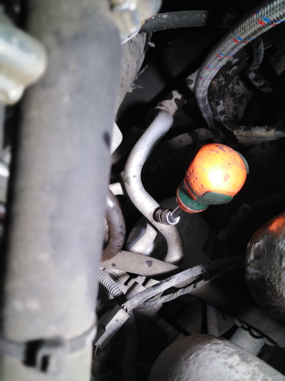 Небольшой отвёрткой стравливаем давление, кстати отвёртка покрылась инеем)))) — УАЗ Patriot