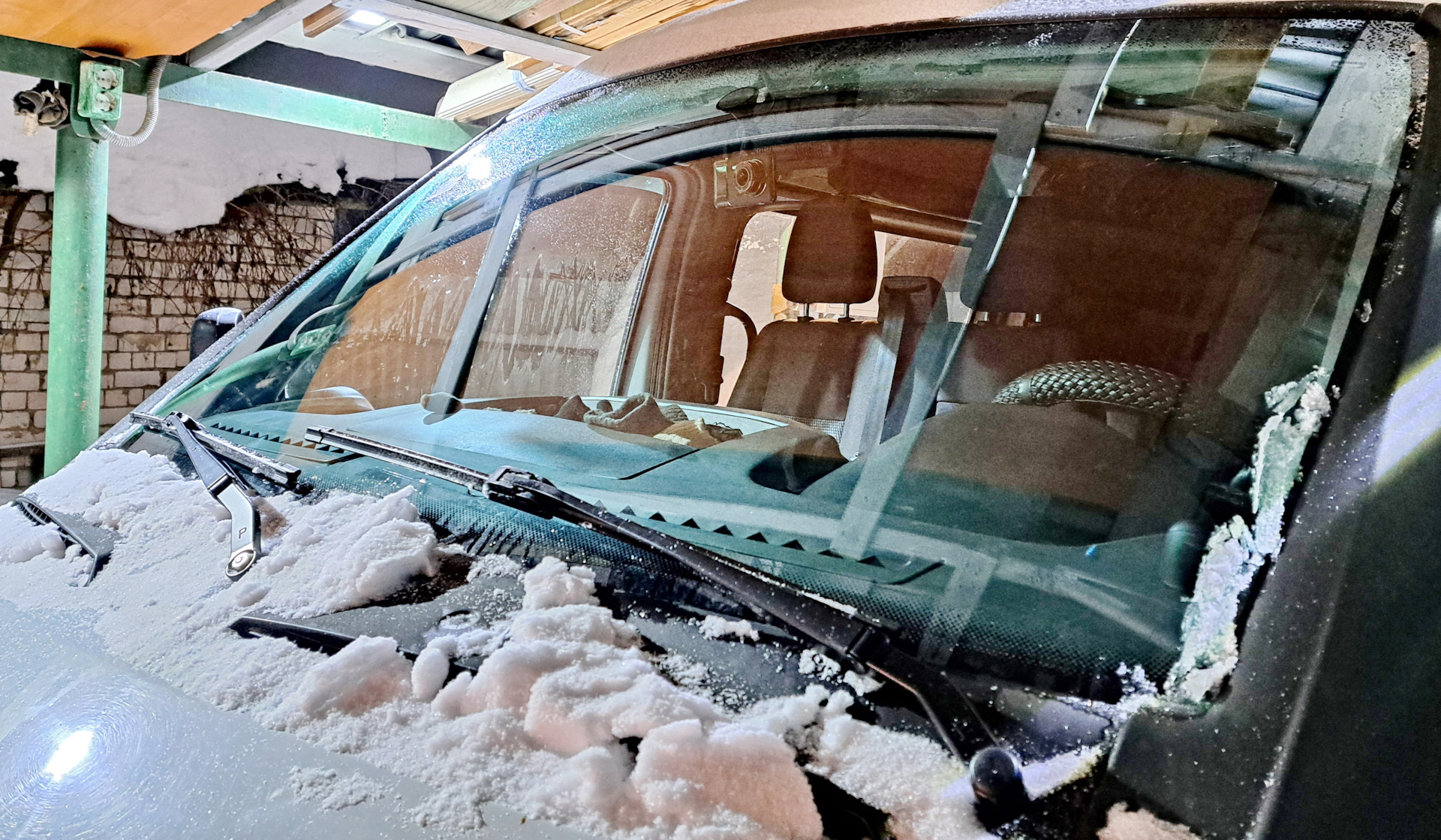 Износ щеток стеклоочистителя. Когда пора менять щетки стеклоочистителя. Износ щеток стеклоочистителя. Когда менять щетки стеклоочистителя. Рекомендации по замене щеток стеклоочистителя.