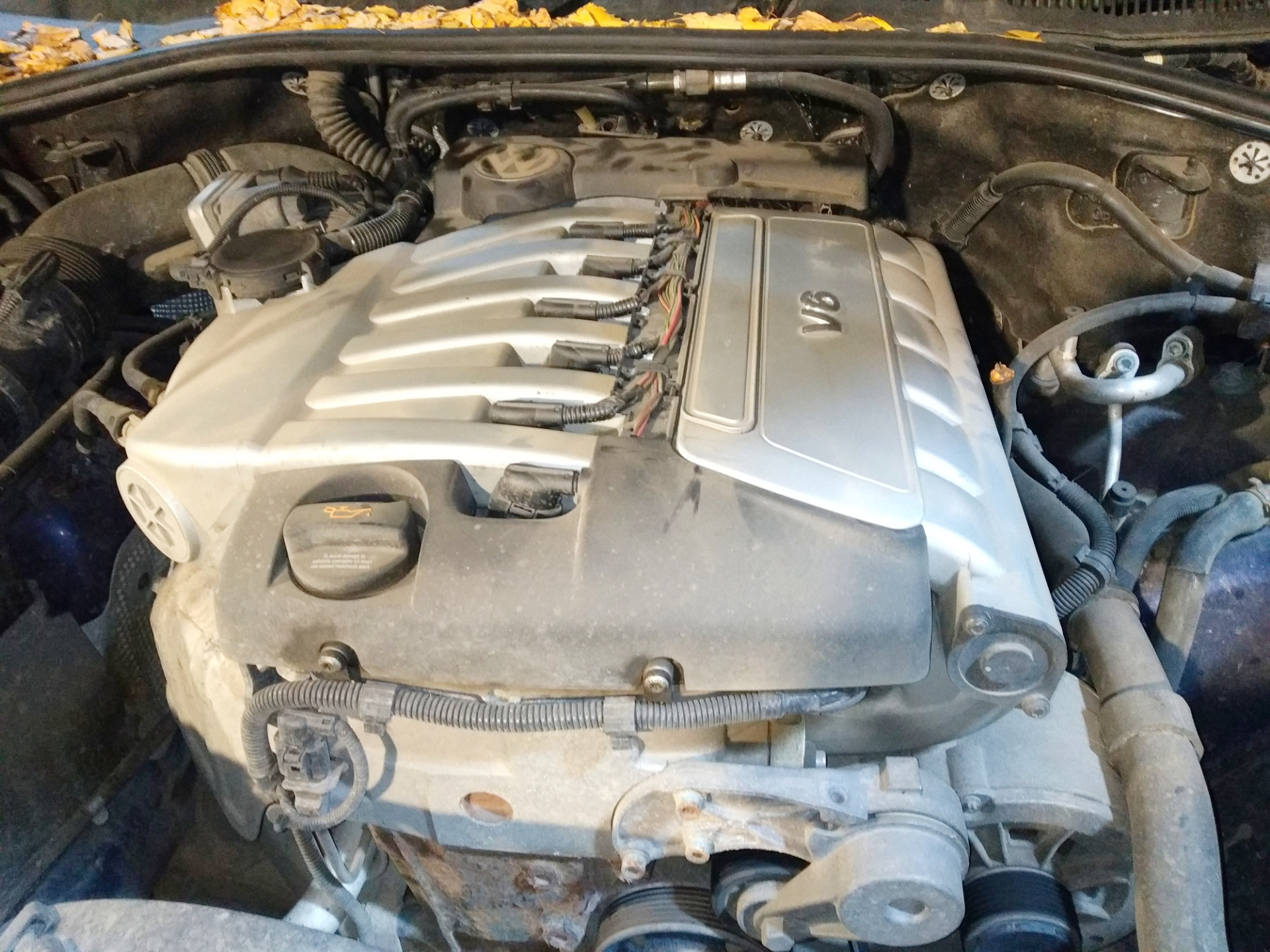 Откручивание и прикручивание крышки масляного фильтра Volkswagen Touareg 2003-20