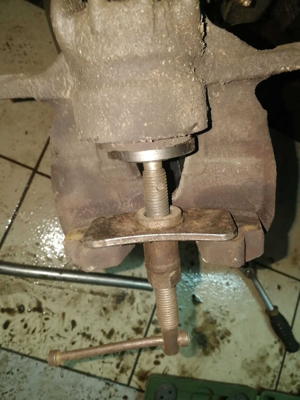 Замена тормозных дисков и колодок — Citroen C4 L, 1,6 л, 2014 года ...