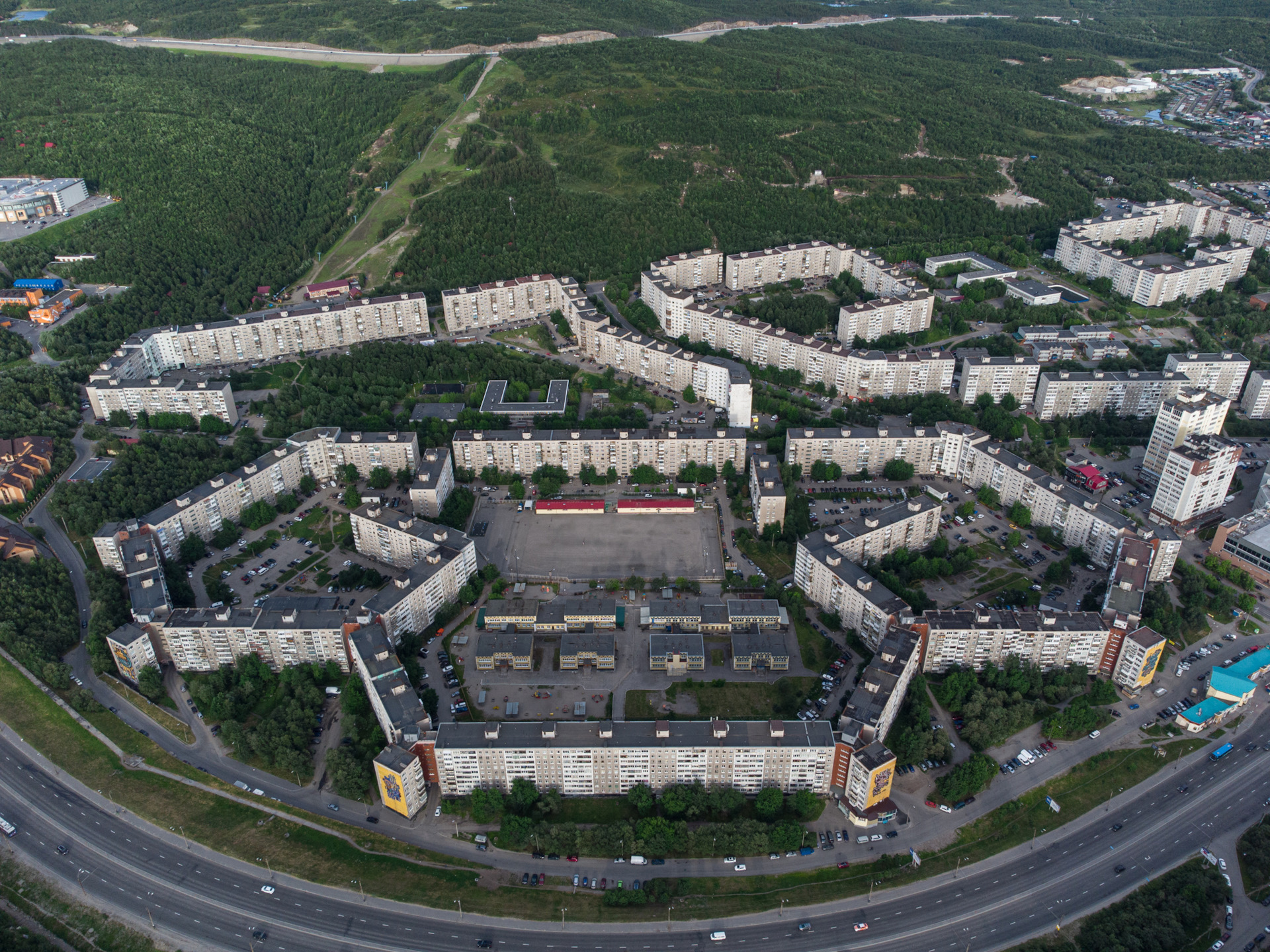 Мурманск самое длинное здание. Длинный дом что это. Лежачий небоскреб на варшавке. Киев спальные районы. Самое длинное здание в москве.