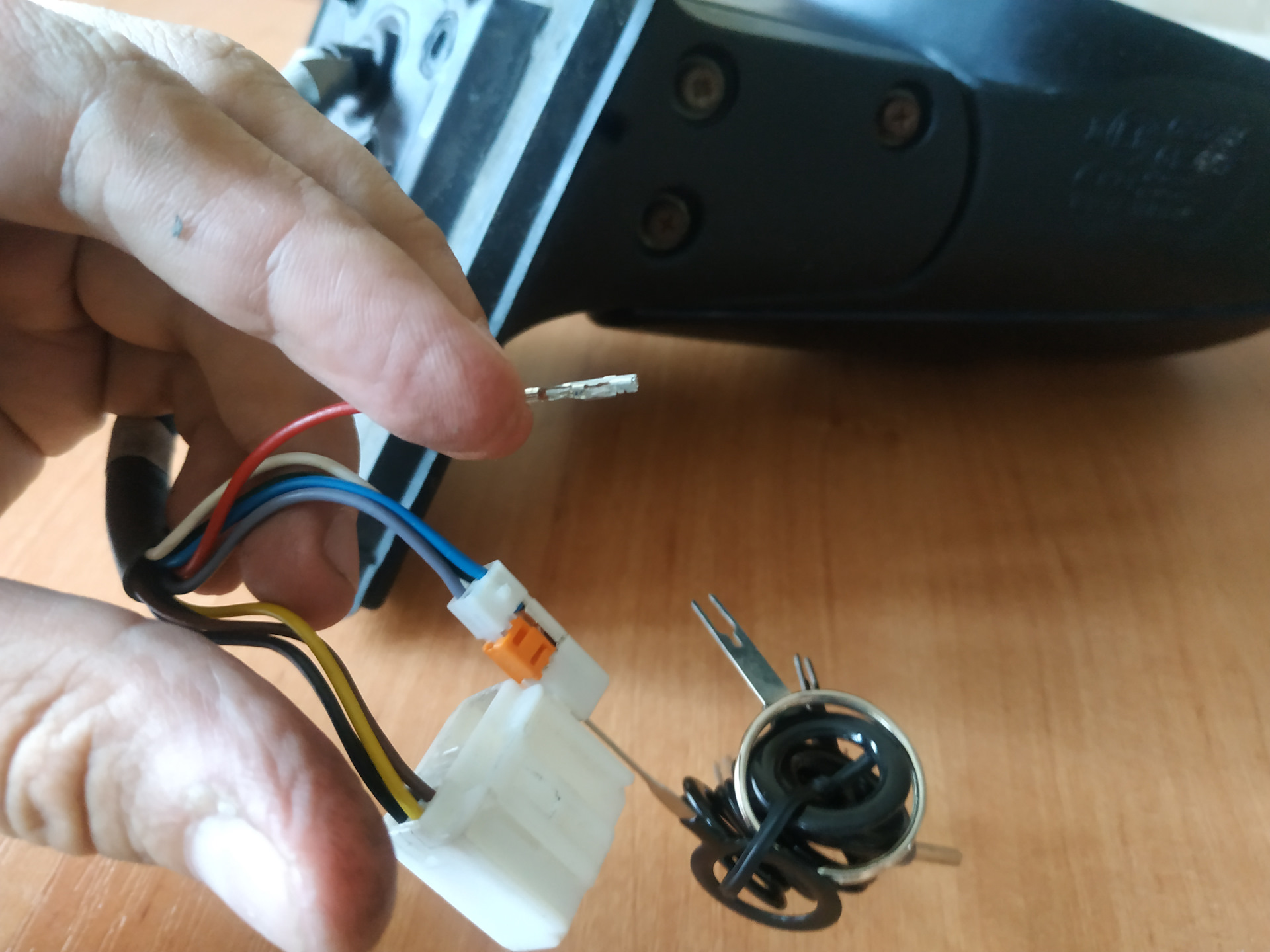 (20) Разбор бокового зеркала (конец) — Toyota Avensis II, 1,8 л, 2008 ...