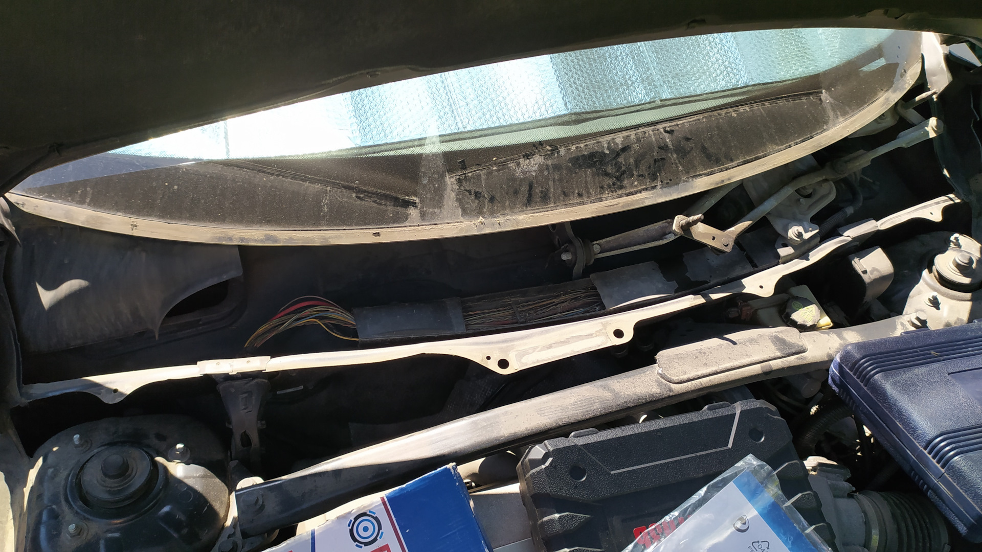 вода под ногами или задний омыватель омывает мне ноги - Skoda Roomster, 1,4 л, 2