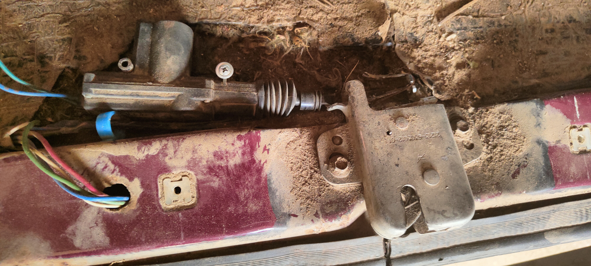 Открывание багажника с кнопки — Lada 4x4 3D, 1,7 л, 2002 года ...