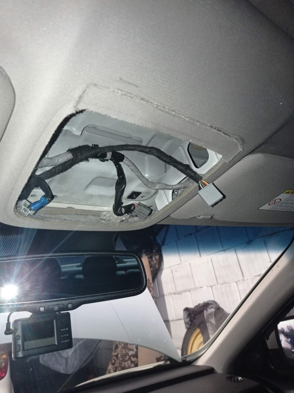 18. Пришлось подрезать потолок, чтоб установить новый широкий очечник с микрофоном. — Honda Accord (8G)