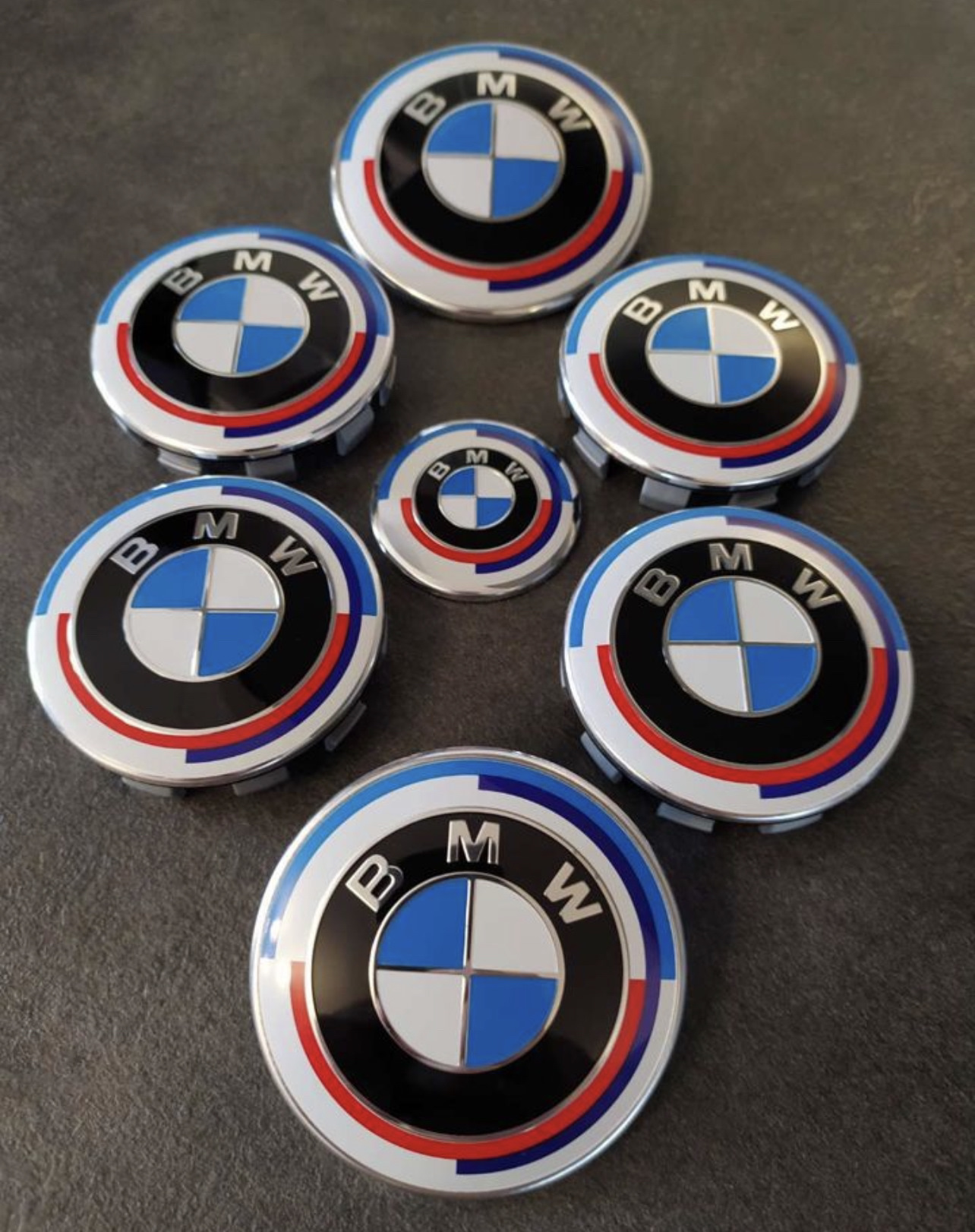 Юбилейный значок бмв. Эмблема BMW 50 Jahre. 50 Jahre BMW M. Юбилейная эмблема BMW.