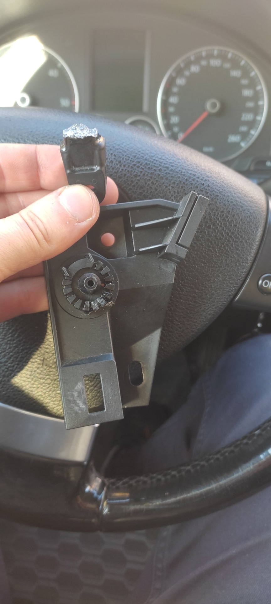 Замена кронштейна тяги открывания замка капота — Volkswagen Golf ...