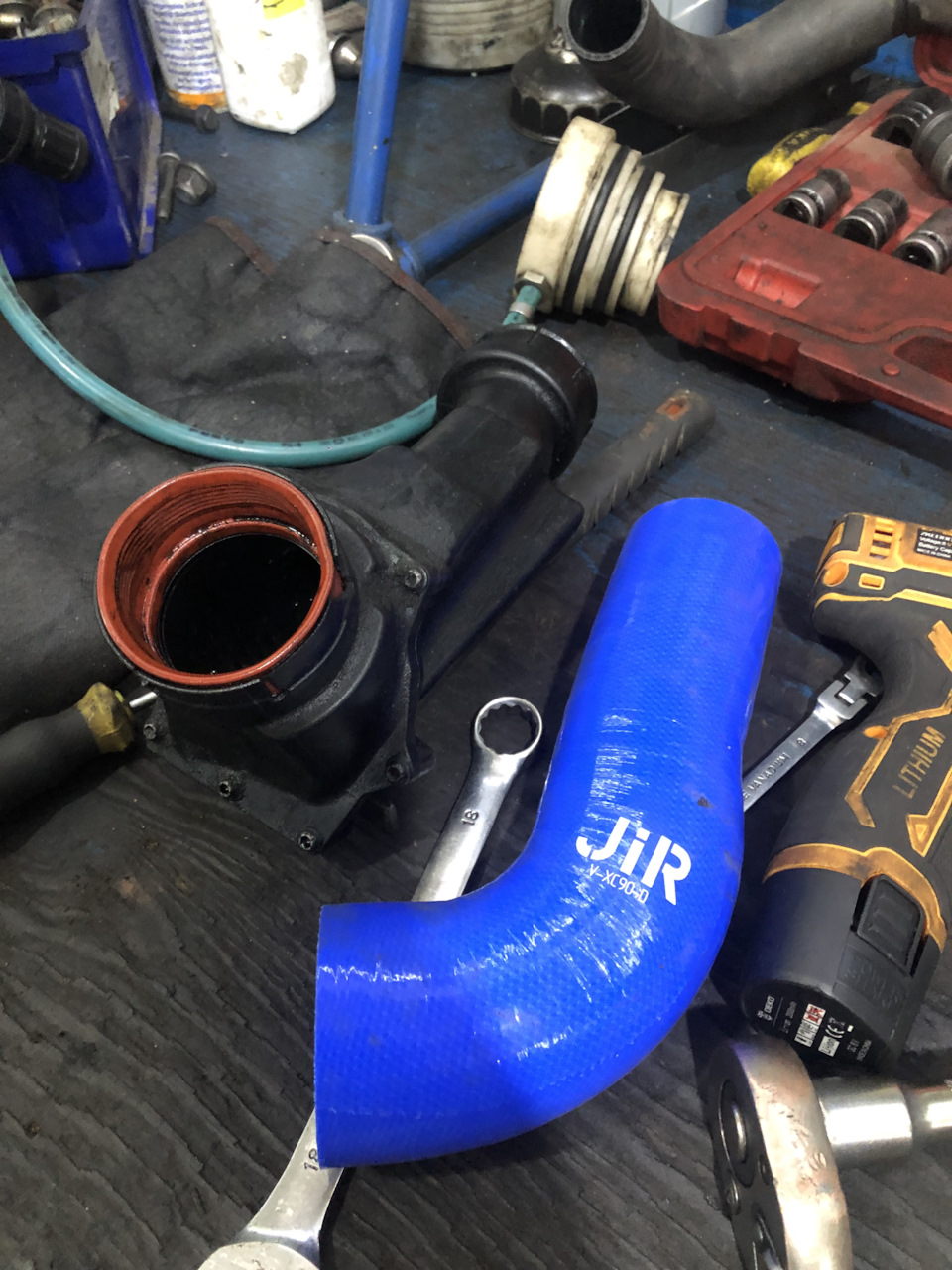 Замена резонатора интеркулера (сапог) на силиконовый патрубок — Volvo ...