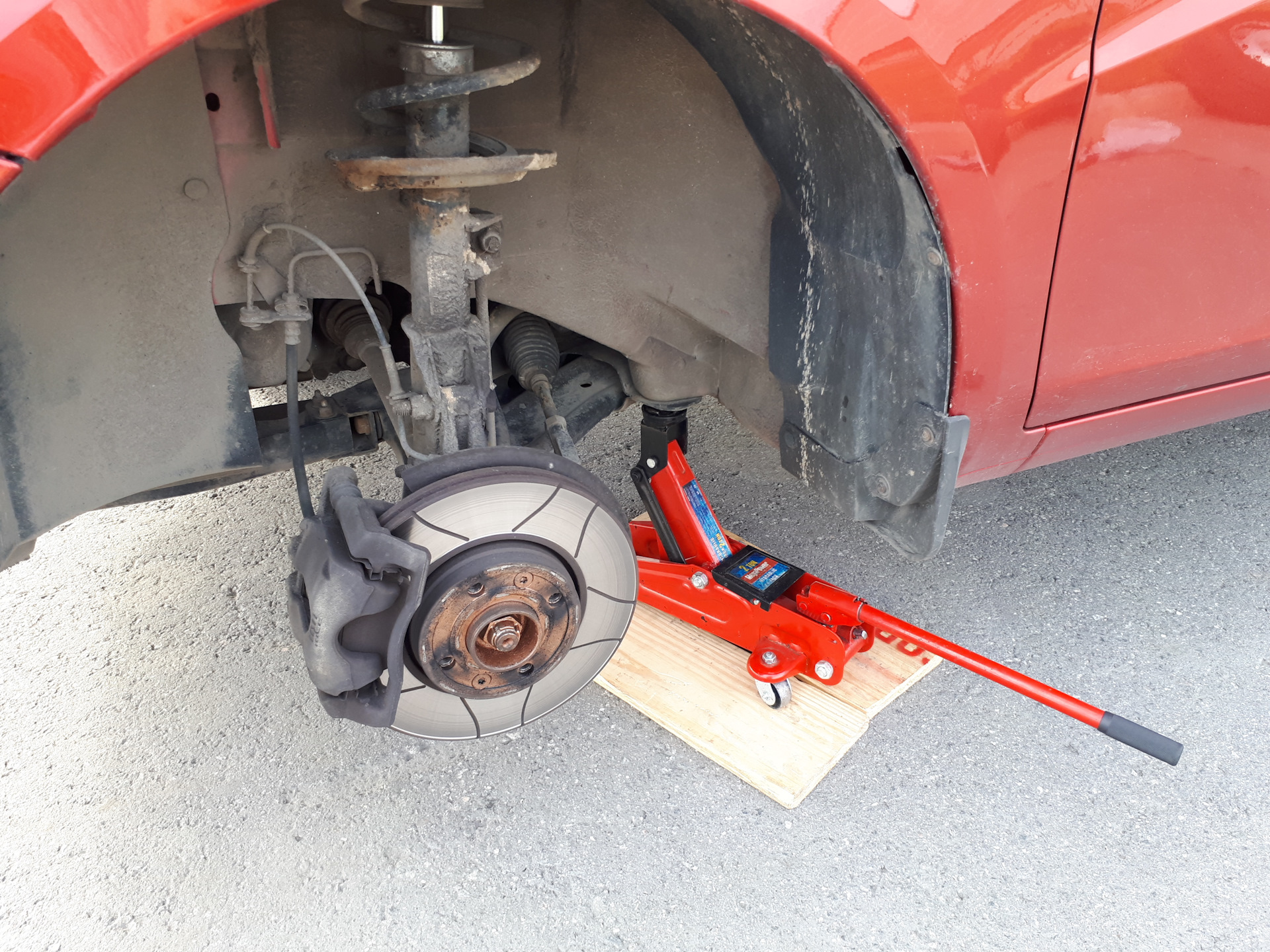 Подложить под домкрат. Ваз 2107 домкратить. Подкатной домкрат поло седан. Hyundai santa fe домкрат. Подложить под домкрат.