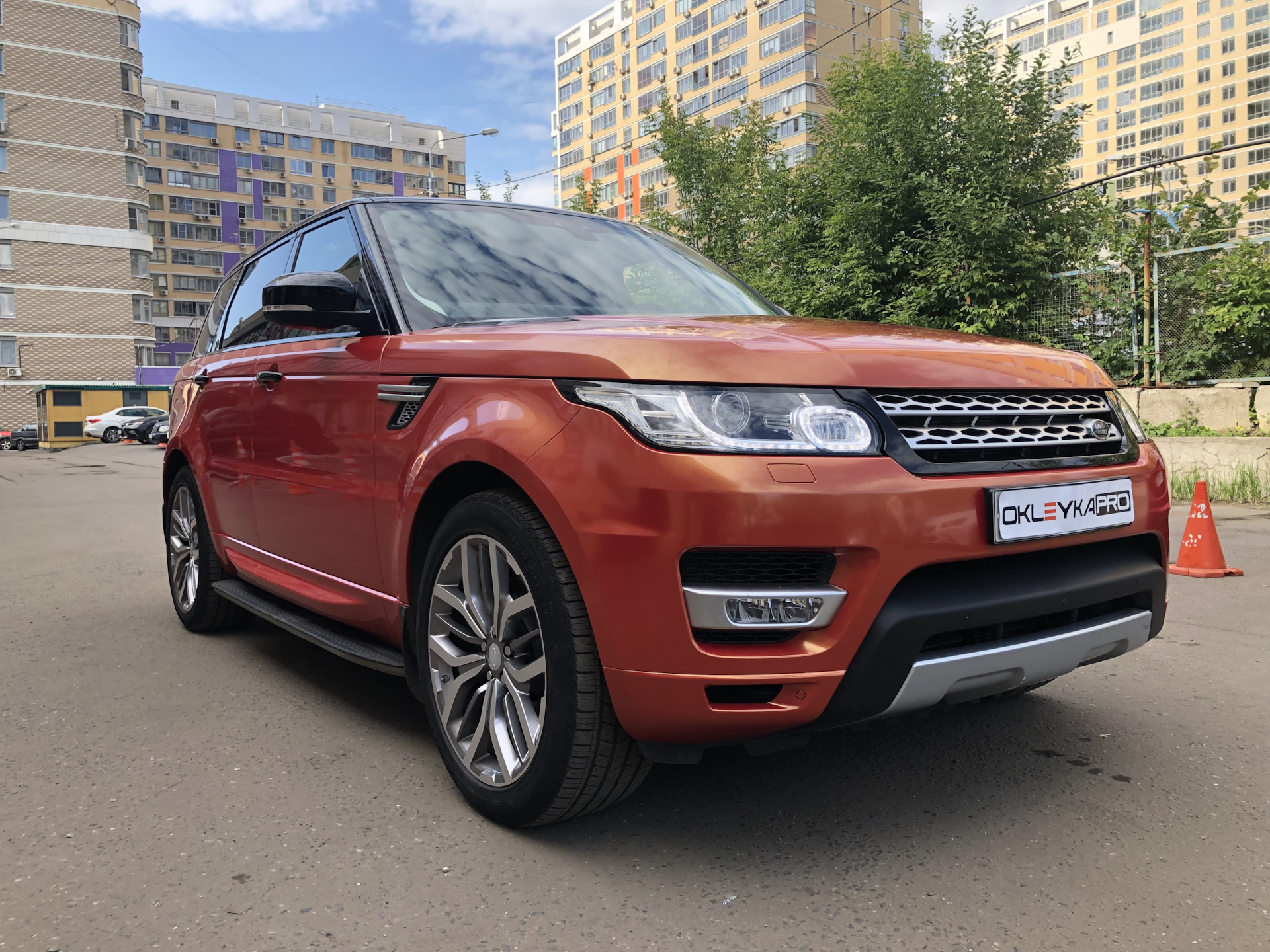 Range Rover Sport оранжевый