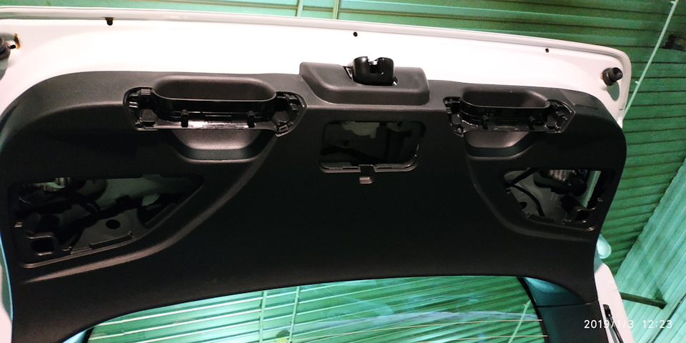 Убираем все заглушки и выворачиваем в ручках по 2 болта с каждой стороны, затем сдергиваем панель с защелок — Lada Vesta SW (1G)