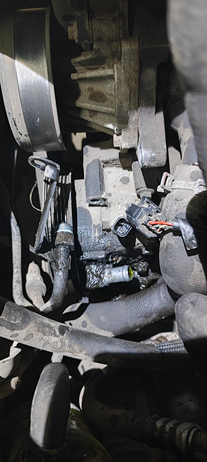 Замена штуцера ГУР — Ford Focus Hatchback II, 1,6 л, 2011 года | своими ...