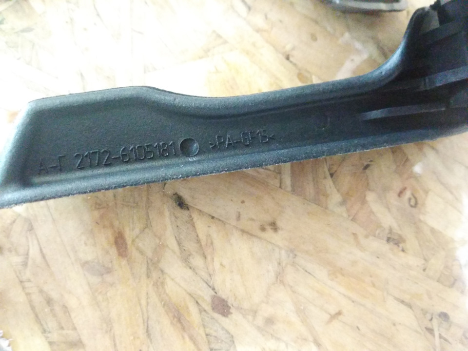 Установка черных внутренних дверных ручек. Обшивки крат дверей экокожа ...