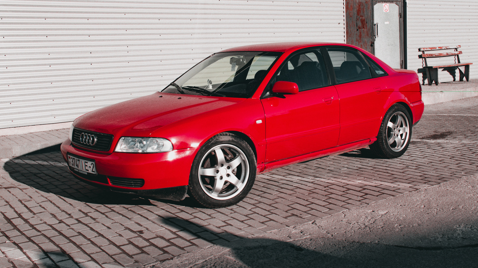 Audi A4 (B5) 1.8 бензиновый 1995 | не ферари но тож красная на DRIVE2