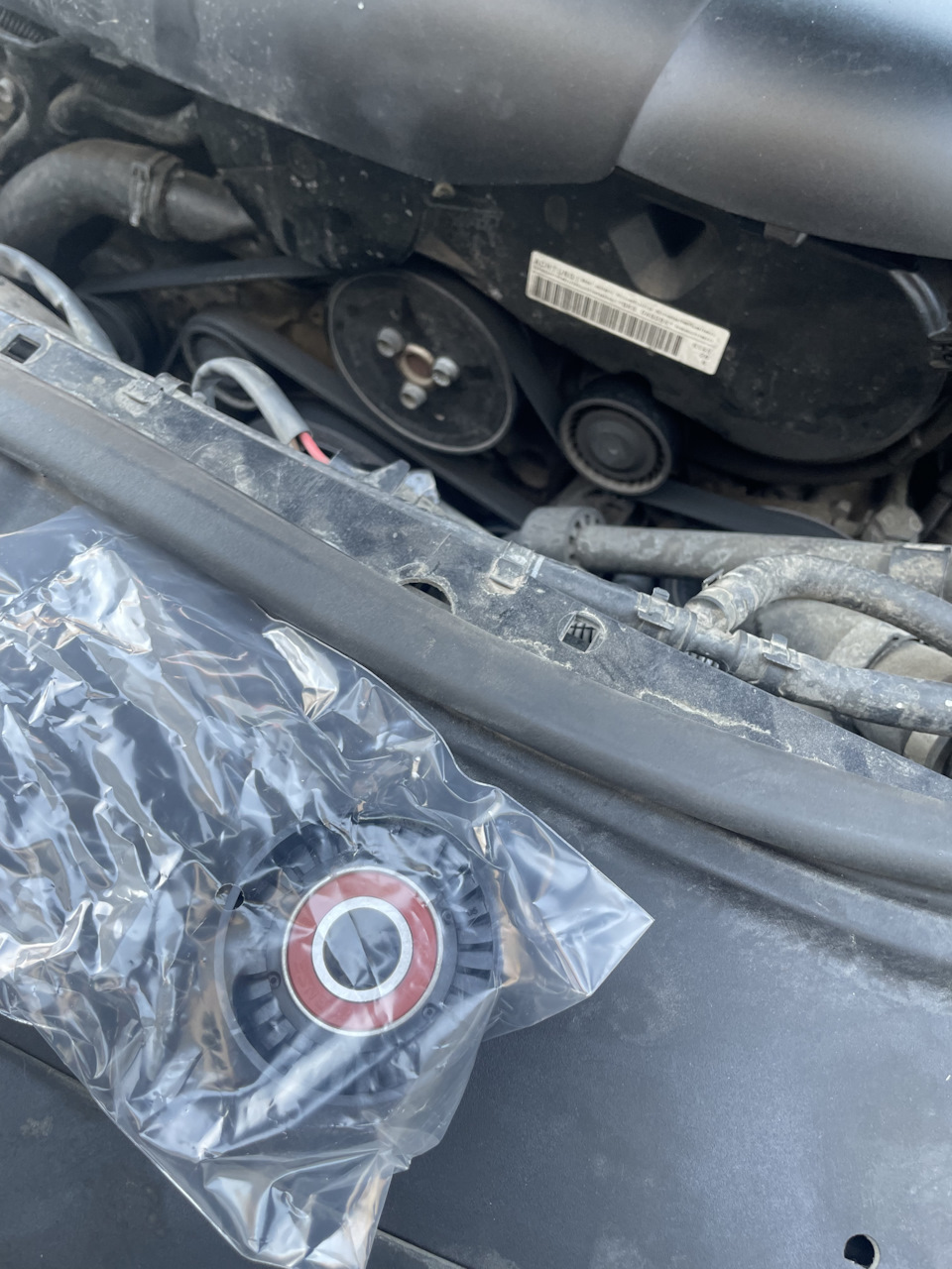 Жжужал ролик обводного ремня — Volkswagen Touareg (1G), 3 л, 2007 года ...