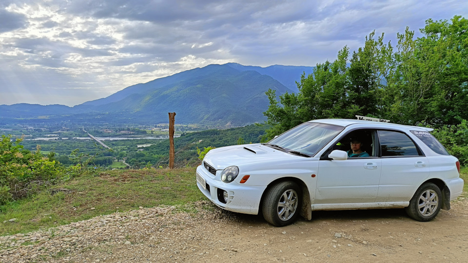 Штурман уже о чём то догадывается. По центру снимка дорога по которой ехать долго но хорошо. — Subaru Impreza (GD/GG)