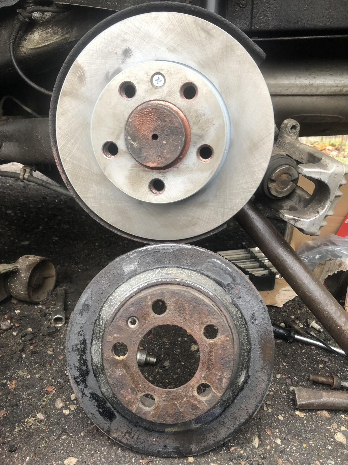 Замена Задних тормозных дисков — Volkswagen Jetta IV, 1,8 л, 2001 года ...