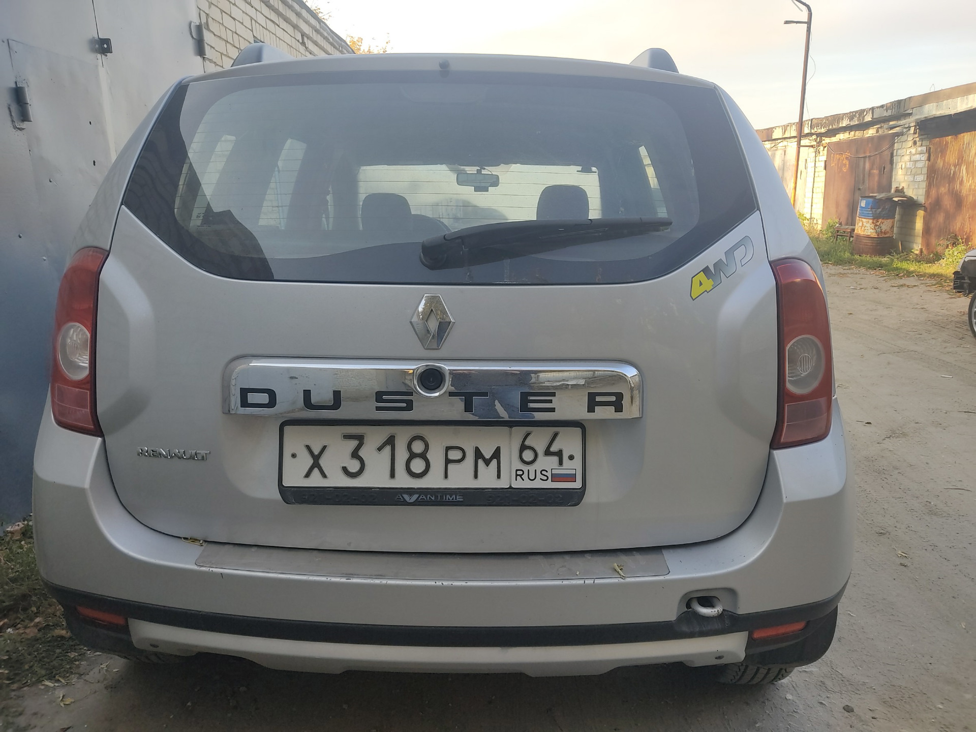 Наклейка на заднюю дверь — Renault Duster (1G), 1,6 л, 2012 года |  аксессуары | DRIVE2