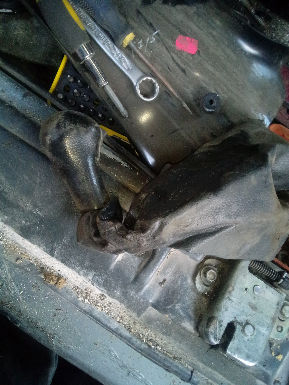 Второй предмет это ручка рычага КПП с чехлом. — Lada 2120 Надежда