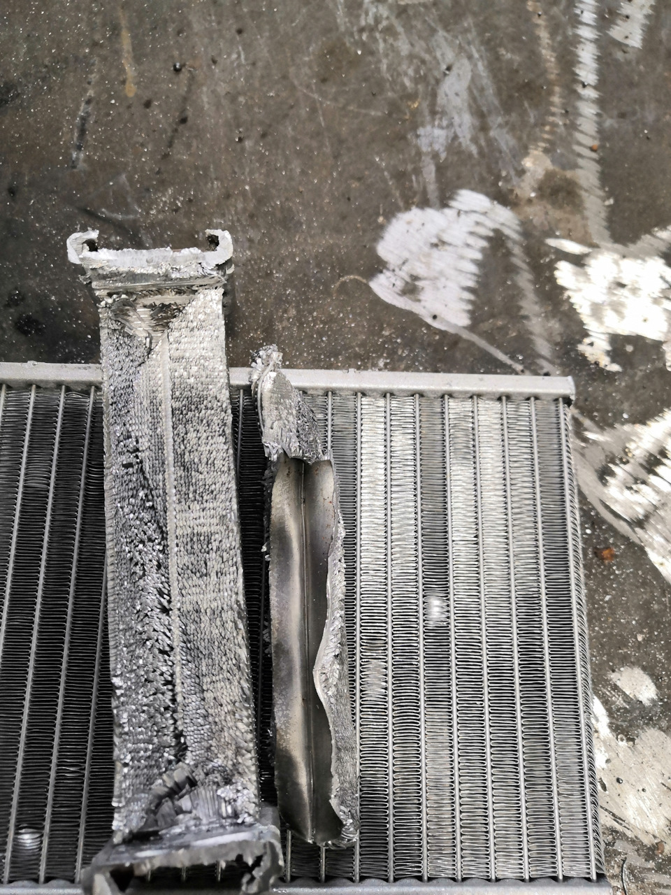 Вскрываем трубку с целью посмотреть насколько она глубоко заросла — Mitsubishi Pajero Sport (2G)