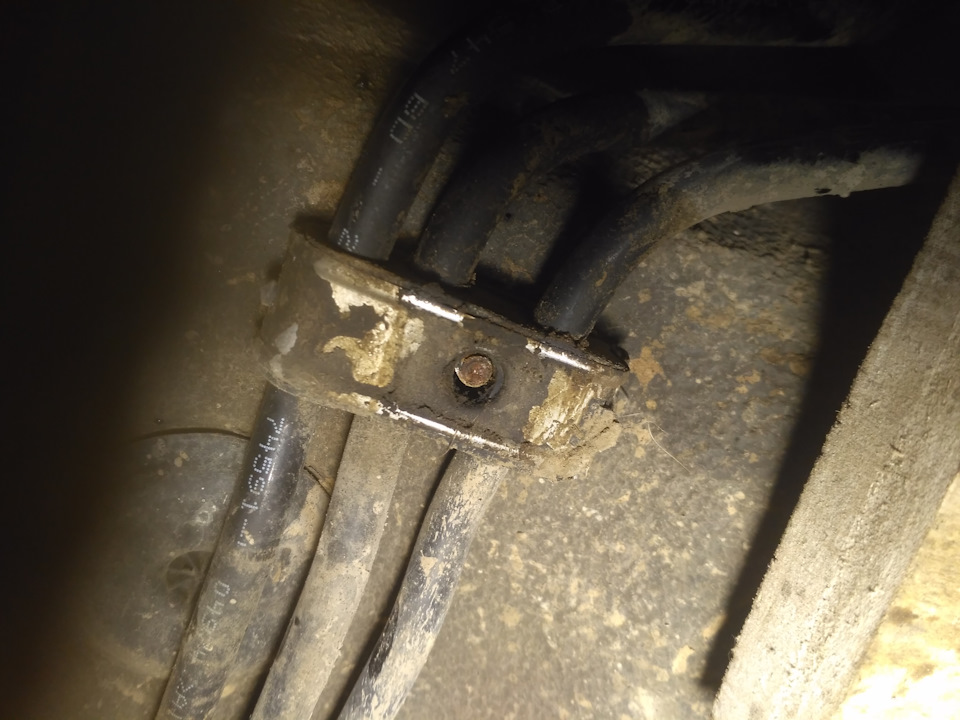 Штатная защита на трубки топливопровода и тормозной системы под днищем ...