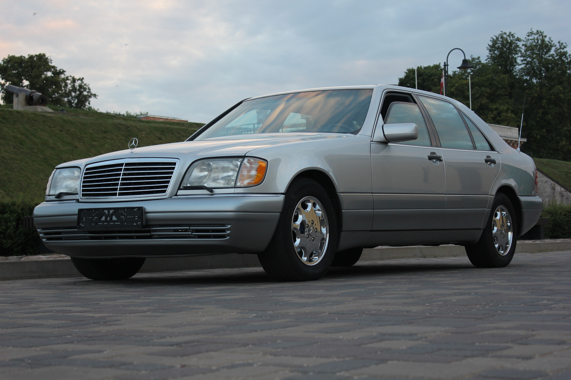 W140 видео. Mercedes Benz w140 s600. Мерседес w140 s600. Мерседес 140 600. 140 Мерседес s600.