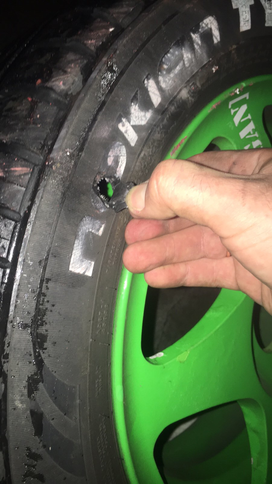 Порвал шину по невнимательности( — Ford Fiesta (Mk V), 1,3 л, 2002 года ...