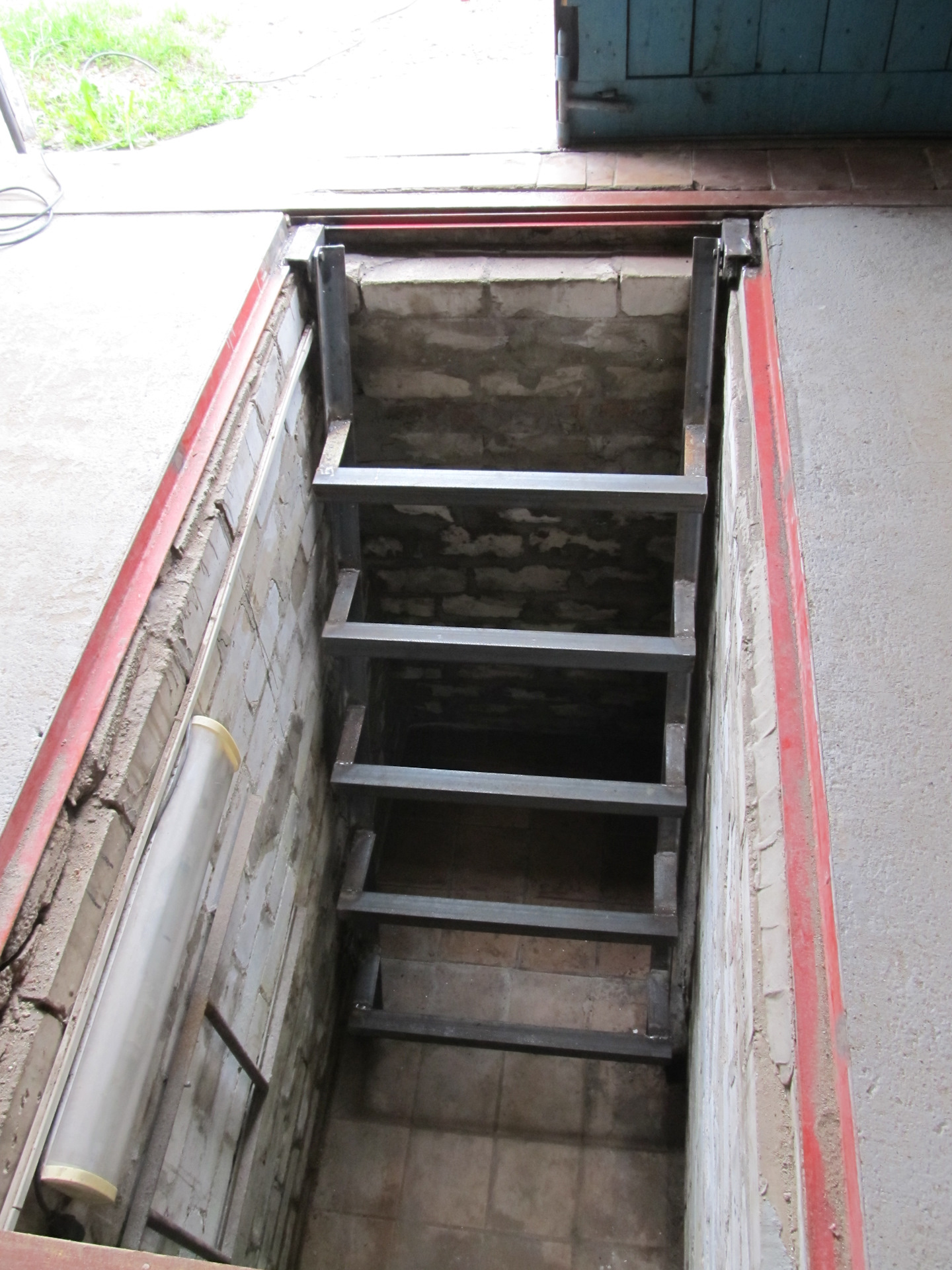 Ремонтная яма. Лестница в смотровую яму. Лестницы для смотровых ям. Лестница в смотровую яму в гараже. Лестница в яму гаража.