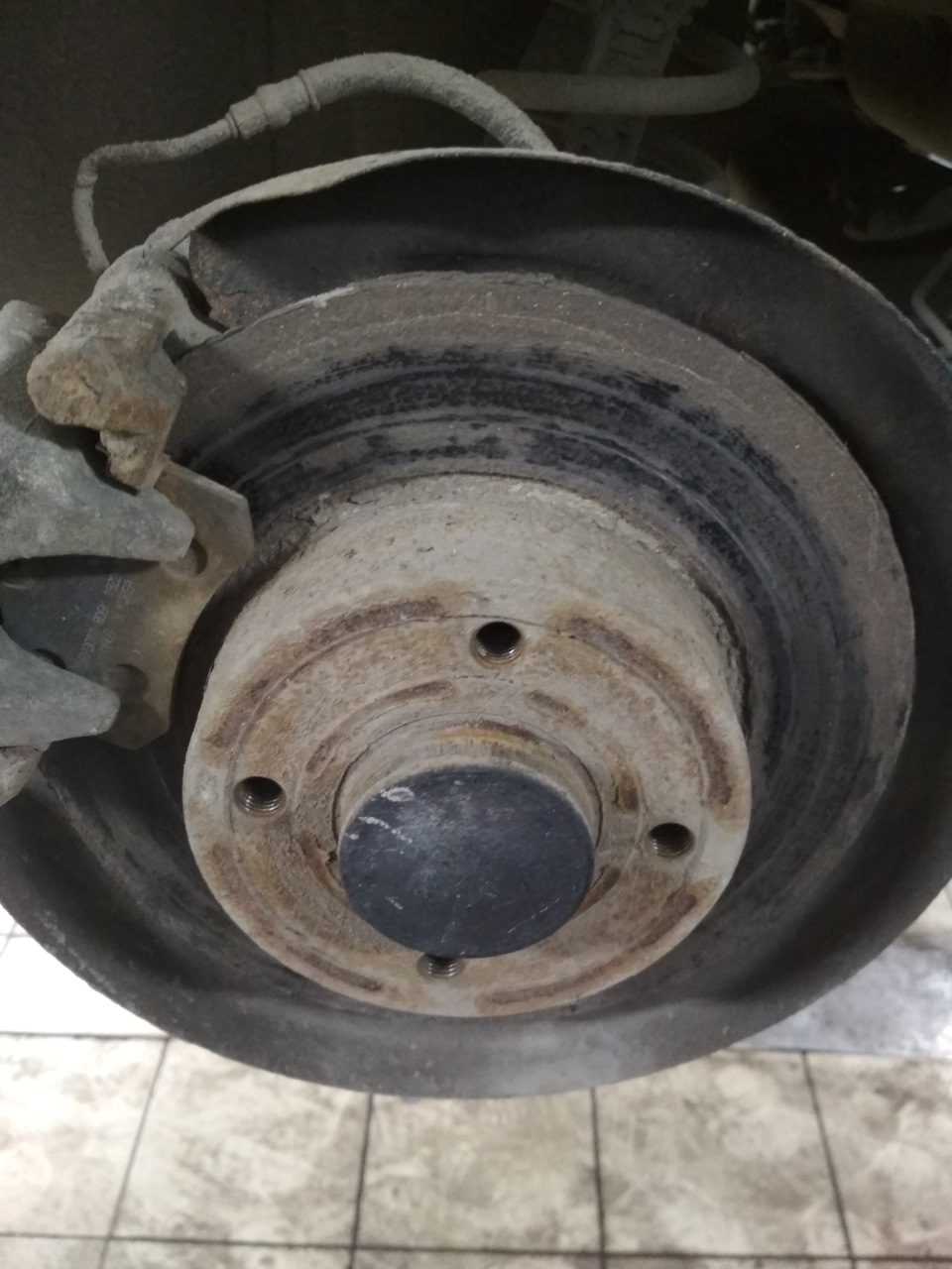 Задние тормозные диски меган 2. Kf15577u. Задний тормозной диск с подшипником сценик 2. Snr kf155. Меган 2 задние диски подшипник.