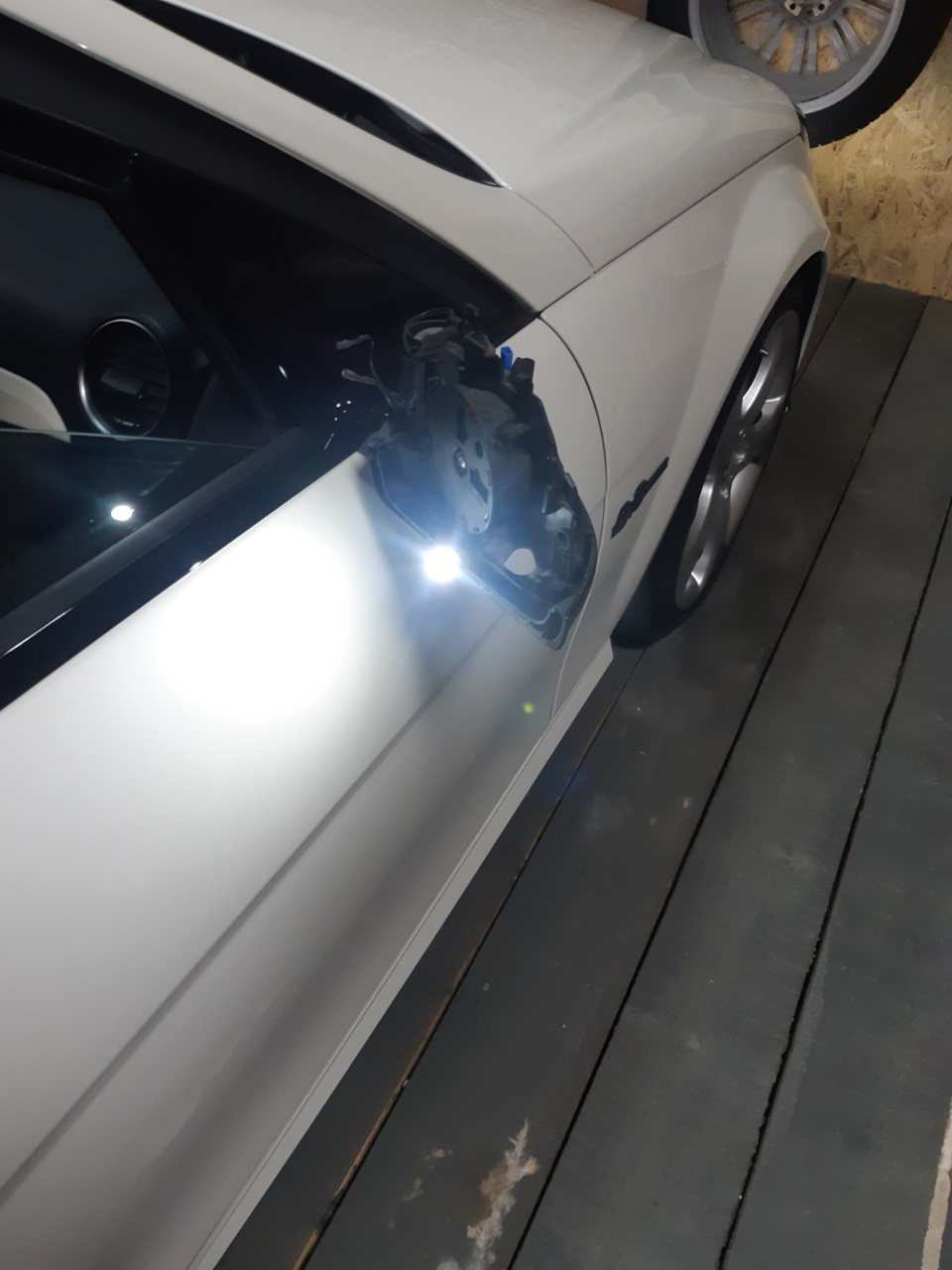 Замена лампочек в боковых зеркалах — Mercedes-Benz C-class (W204), 3 л ...