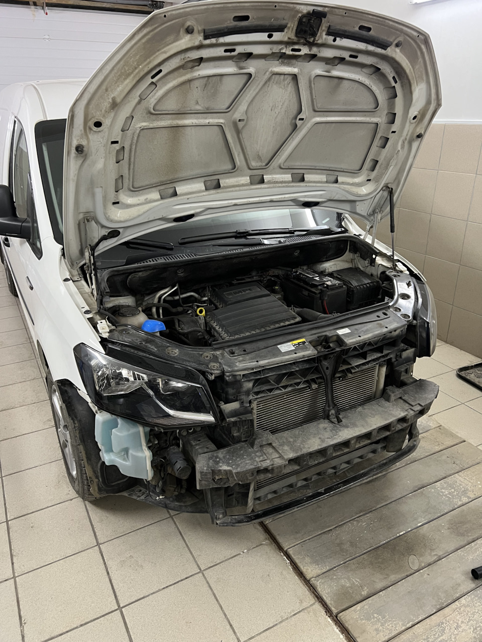 Снимаем бампер. Очень просто, делов на 10 минут — Volkswagen Caddy (4G)