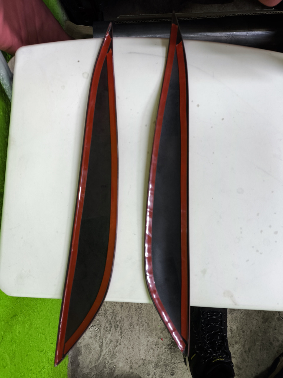 Обезжирил, наклеил двухсторонний скотч и установил на новые фары — Mazda 3 (1G) BK