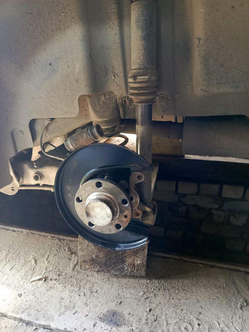 Щиток и ступичный подшипник на месте. — Volkswagen Polo Sedan