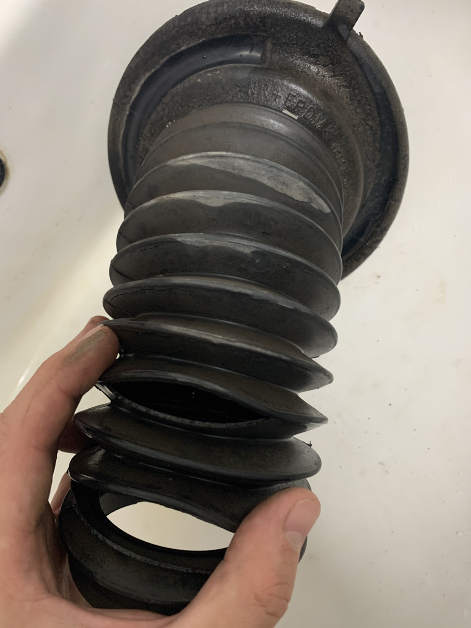 Порвался пыльник переднего амортизатора — Toyota Corolla (160), 1,6 л ...