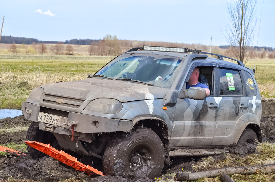 Нива шевроле обороты. Шевроле Нива котлета. Боевая Нива Шевроле. Шевроле Нива без бампера для бездорожья драйв 2. Шеви Нива для копа.