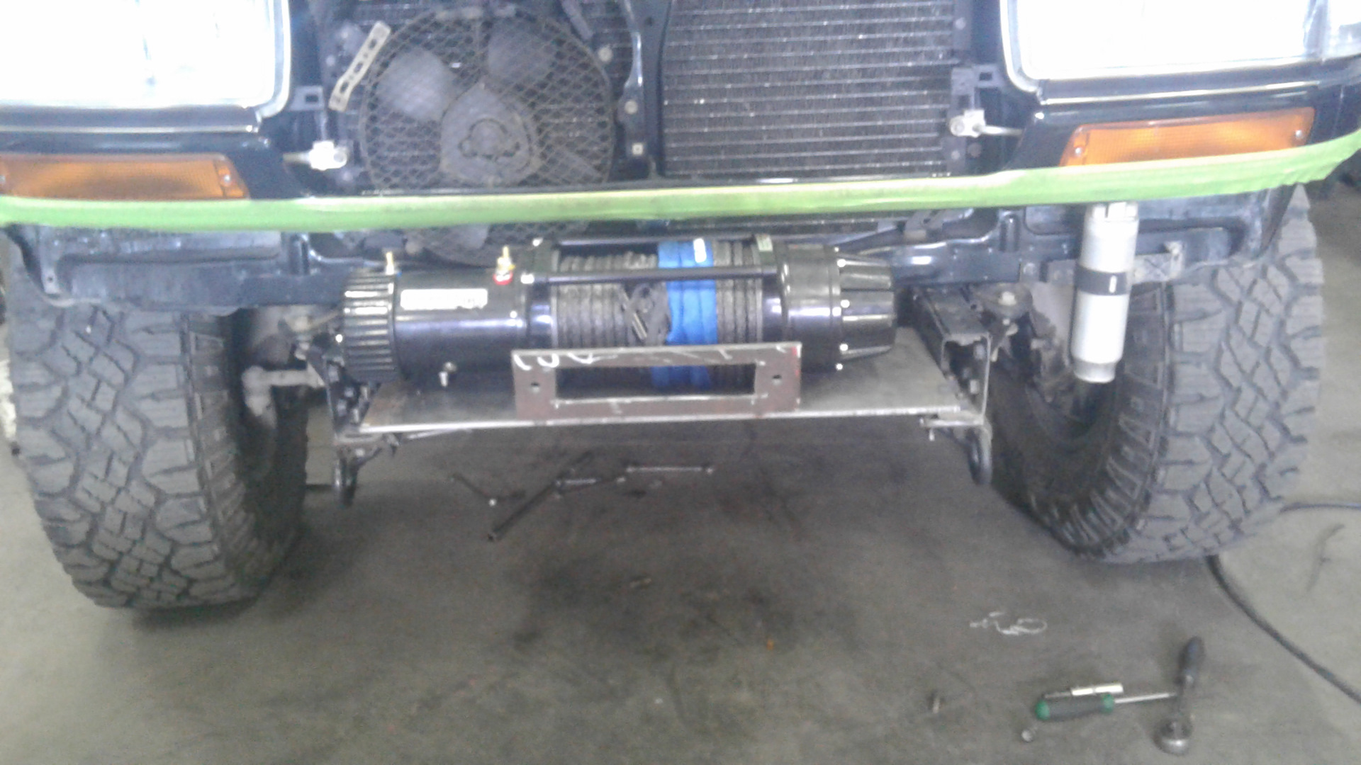 площадка под лебедку тлк 80. тлк 80 с лебедкой штатной. тлк 80 ось лебедки. штатный бампер под лебедку toyota lc 80. Tlc 80 задняя лебедка.