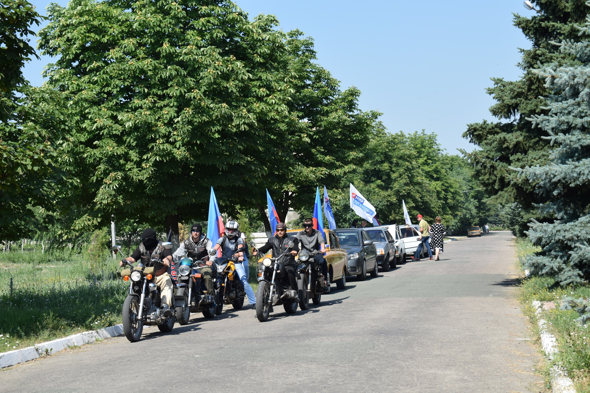 мотопробег 9 мая город киржач. рокеры на мотоциклах напротив кремля. парк патриот луга. российские военные мотоциклы. авто мото пробег.