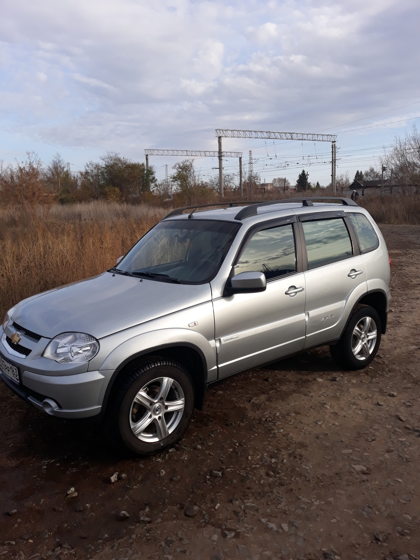 Niva Chevrolet серебристая