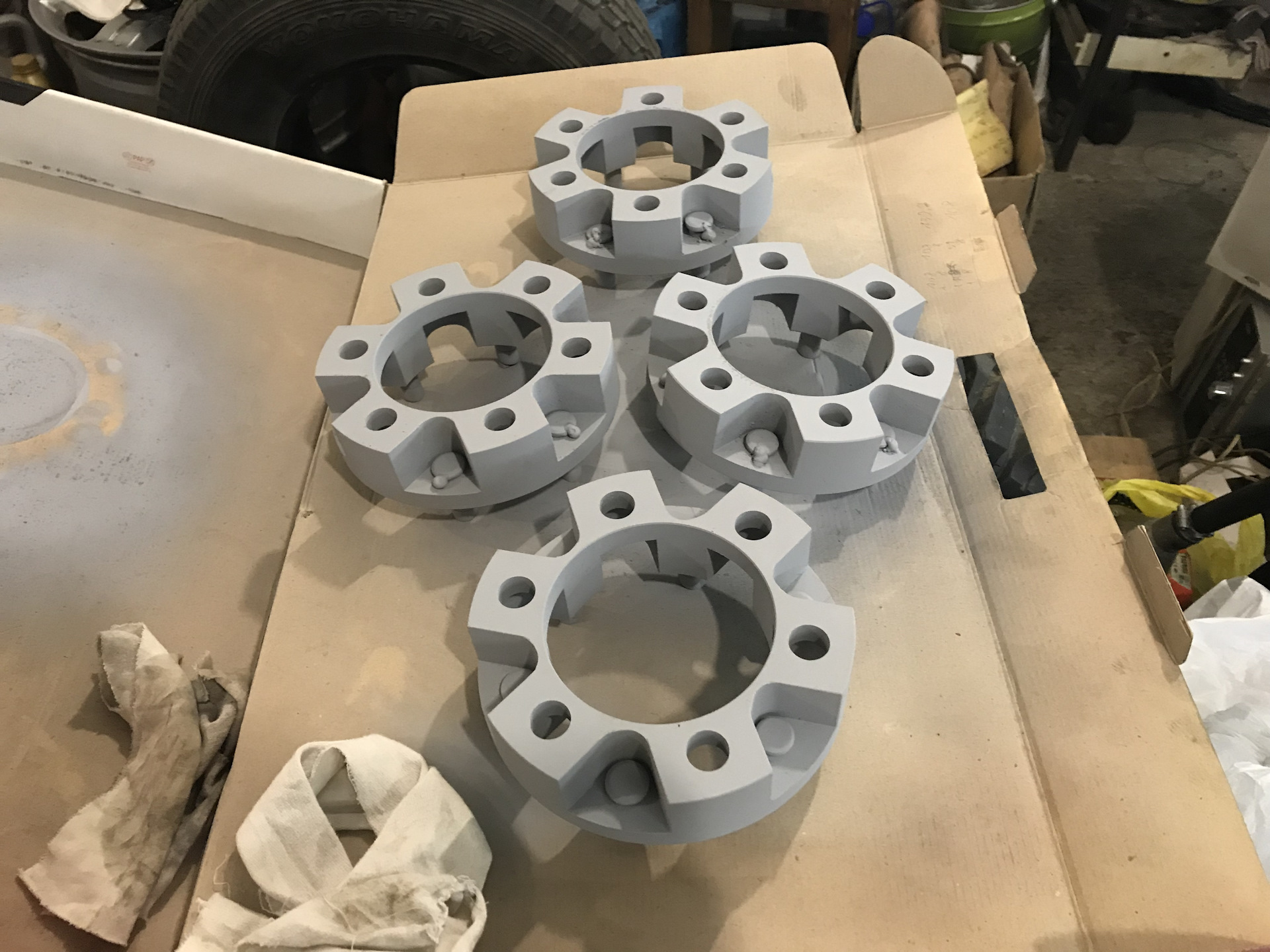 Проставки на митсубиси паджеро 3. Проставки паджеро. Проставки на колеса mitsubishi pajero sport 1. Проставки колесные митсубиси паджеро 2. Передние проставки для паджеро 3.