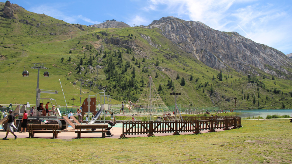 Летом жизнь кипит не меньше чем зимой. Ну ладно, наверное, все-таки меньше, но народу было море. Что удивительно, в Тине было много арабов и… евреев. Разумеется, и те и другие – люди с высоким уровнем доходов. И ничего, все чинно-мирно. С виду :) — Audi A4 (B9)