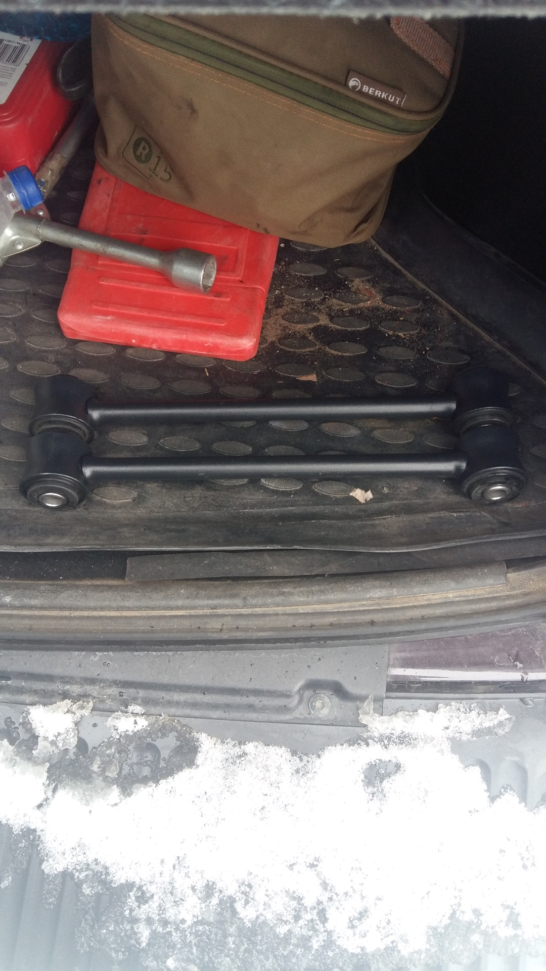 Замена реактивных тяг и тормозных колодок спереди — Chevrolet Niva, 1,7 ...