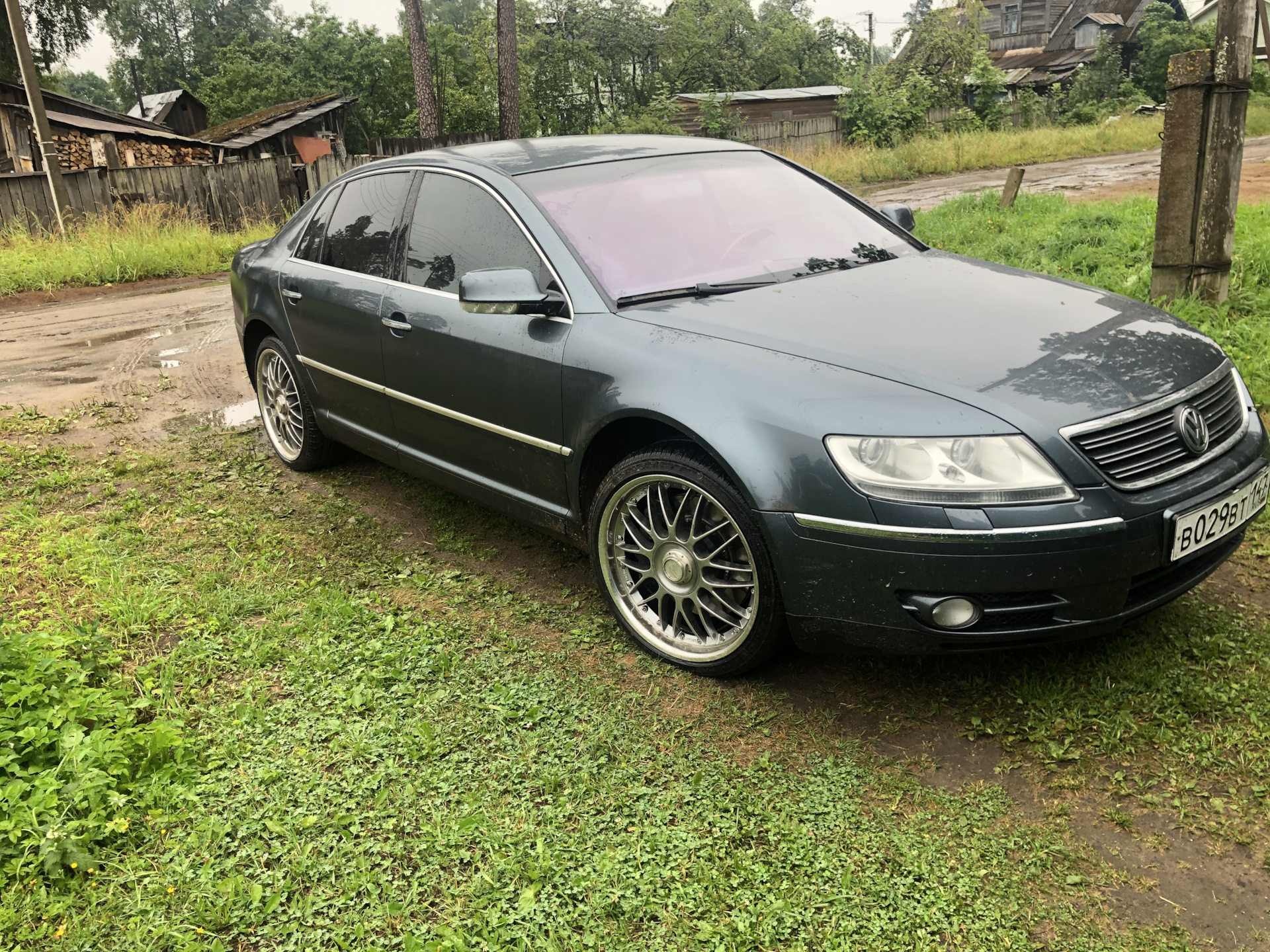 Фаэтон отзывы. Volkswagen Phaeton 2002 года. Фаэтон 6.0. Фольксваген Фаэтон серый. Диски Фольксваген Фаэтон.