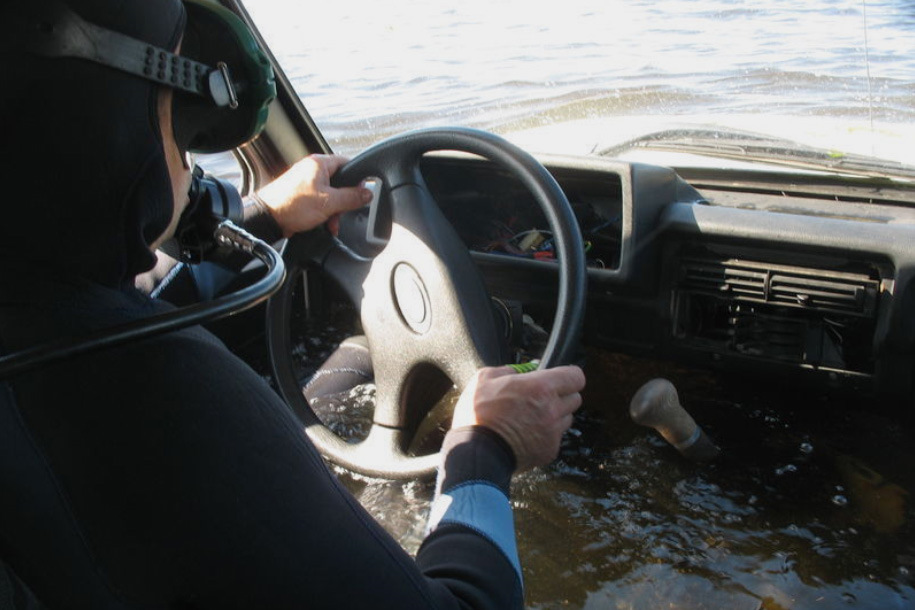 Зеленая нива едет под водой