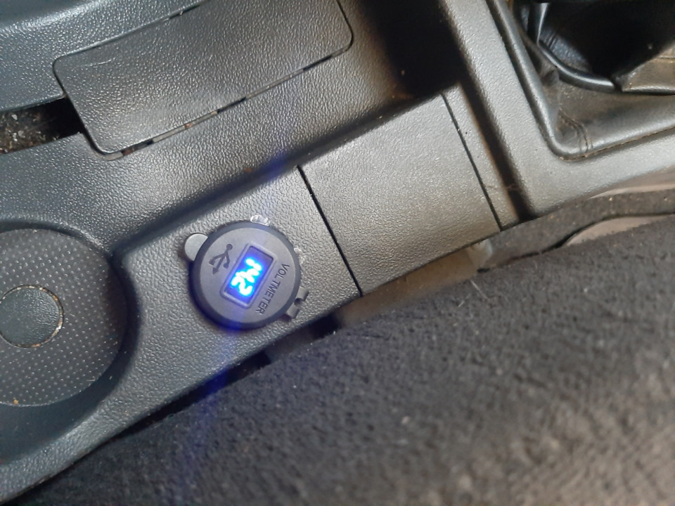 USB розетка вместо прикуривателя — Lada Приора седан, 1,6 л, 2011 года ...