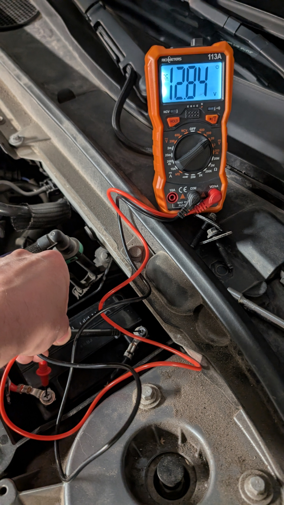 Проверил показатели нового аккумулятора — Volvo V60 Cross Country (2G)