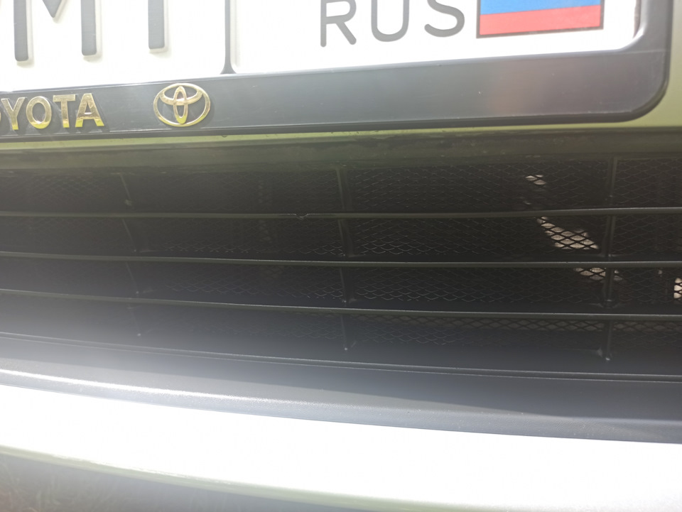  на радиаторную решетку — Toyota Prius (50), 1,8 л., 2019 года .