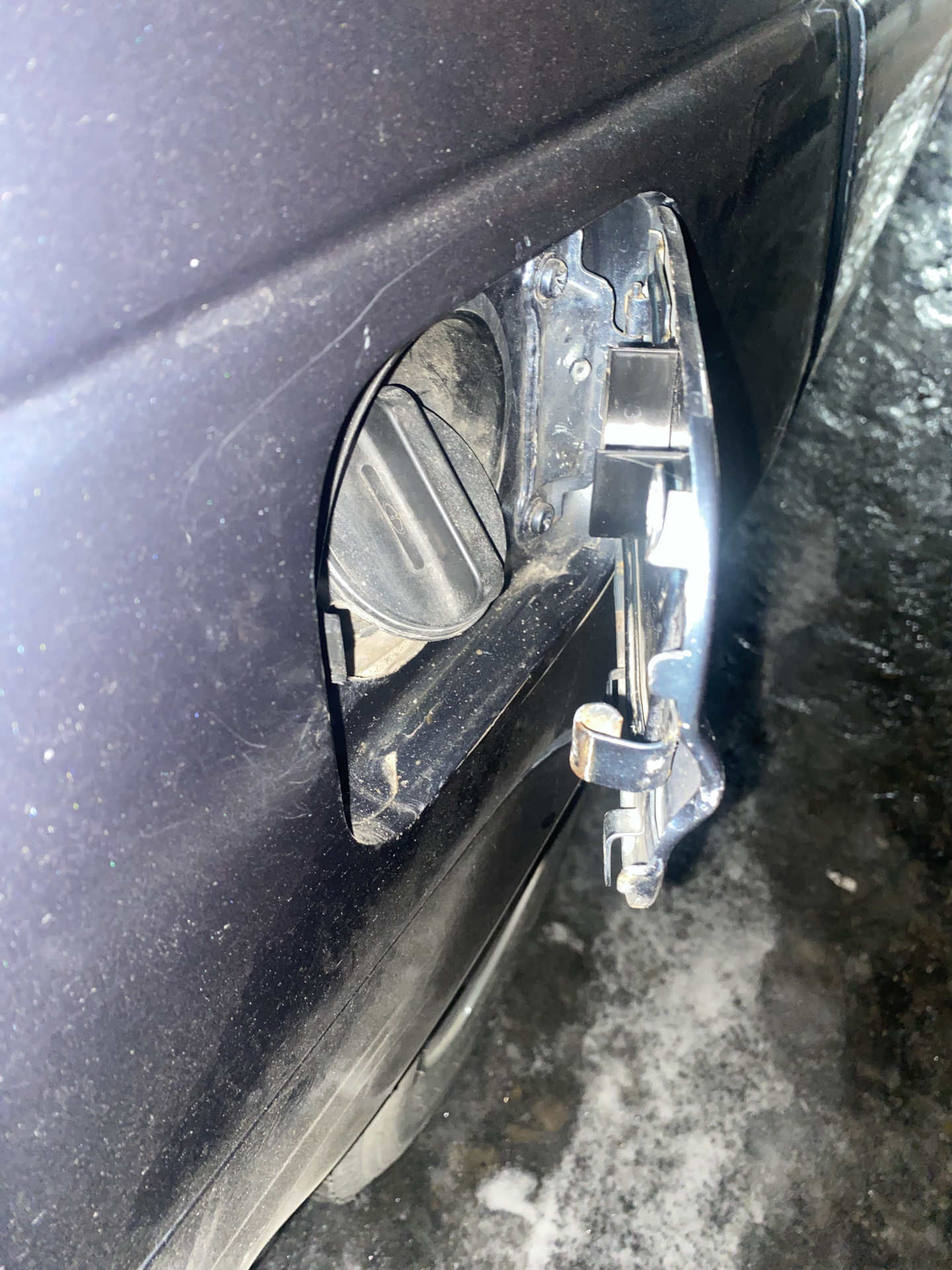 Держатель для крышки бензобака — Lada Приора седан, 1,6 л, 2015 года ...